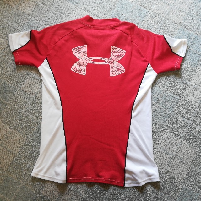 UNDER ARMOUR(アンダーアーマー)のアンダーアーマー　Tシャツ　150 スポーツ/アウトドアのトレーニング/エクササイズ(トレーニング用品)の商品写真