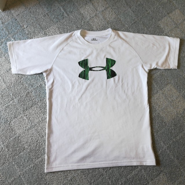 UNDER ARMOUR(アンダーアーマー)のアンダーアーマー　Tシャツ　150 スポーツ/アウトドアのトレーニング/エクササイズ(トレーニング用品)の商品写真