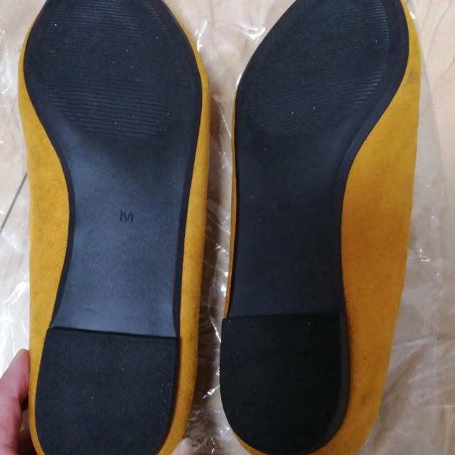 GU(ジーユー)のGU パンプス マシュマロポインテッドフラットパンプス 23.5 M 黄色 レディースの靴/シューズ(ハイヒール/パンプス)の商品写真