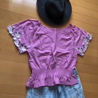 ナチュラルクチュール(natural couture)のトップス 花柄 袖 フリル 新品(カットソー(半袖/袖なし))