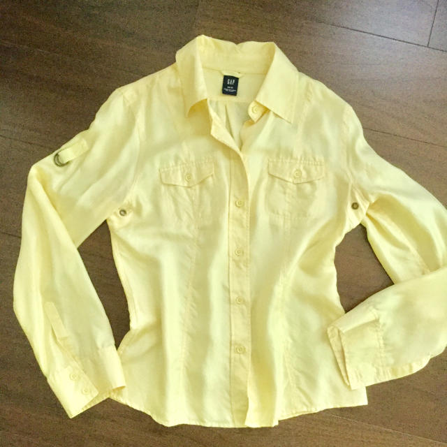 GAP(ギャップ)のGAPきれい系カジュアル☆上質シルクシャツ２枚セット☆クリーム色＋水色☆中古美品 レディースのトップス(シャツ/ブラウス(長袖/七分))の商品写真