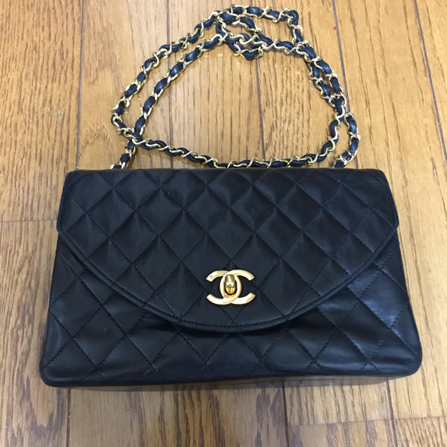 CHANEL(シャネル)のCHANEL シャネル マトラッセ シリアルナンバー ギャランティーカード付き レディースのバッグ(ショルダーバッグ)の商品写真