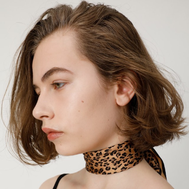 moussy(マウジー)のSILK LEOPARDスカーフ(ニューバージョン)安心、安全の値札付き正規品。 レディースのファッション小物(バンダナ/スカーフ)の商品写真