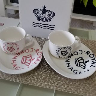 ロイヤルコペンハーゲン(ROYAL COPENHAGEN)のロイヤルコペンハーゲン 　少し大きめなマグカップ　&　大皿　【新品】(グラス/カップ)