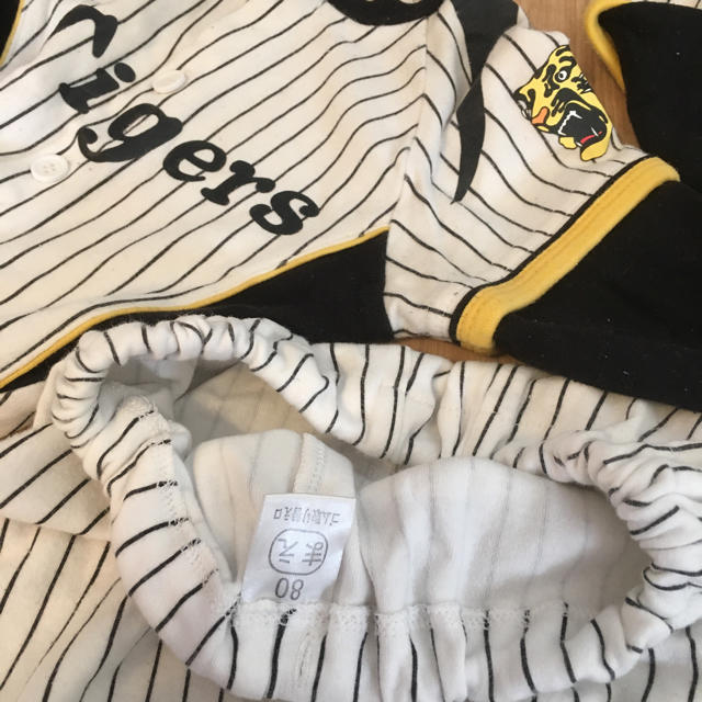 阪神タイガース(ハンシンタイガース)の阪神タイガースのパジャマ ユニフォーム キッズ/ベビー/マタニティのベビー服(~85cm)(パジャマ)の商品写真