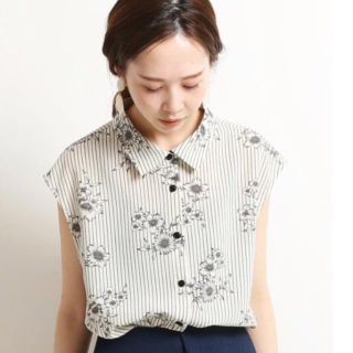 イエナ(IENA)の新品未使用 タグ付き IENA (イエナ)ストライプフラワーブラウス ナチュラル(シャツ/ブラウス(半袖/袖なし))