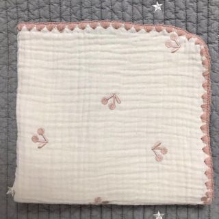  さくらんぼ刺繍 3重ガーゼブランケット 70×90(±5)アイボリー(タオルケット)