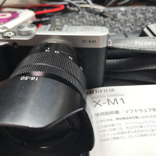 フジフイルム(富士フイルム)の富士フィルム X-M1 レンズ付き(ミラーレス一眼)