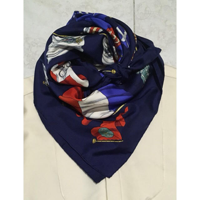 Hermes(エルメス)の美品 ネイビーにトリコロールな旗柄 エルメス スカーフ カレ90 レディースのファッション小物(バンダナ/スカーフ)の商品写真