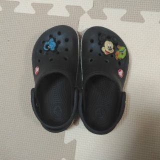 クロックス(crocs)のCROCS サンダル 黒　14㎝(サンダル)