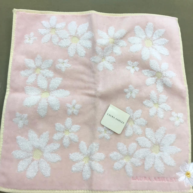 LAURA ASHLEY(ローラアシュレイ)の新品 未使用 ローラアシュレイ タオルハンカチ ハンカチ レディースのファッション小物(ハンカチ)の商品写真