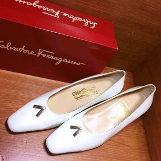 サルヴァトーレフェラガモ(Salvatore Ferragamo)の★美品★Salvatore Ferragamo＊大きいサイズ＊ビットパンプス(ハイヒール/パンプス)