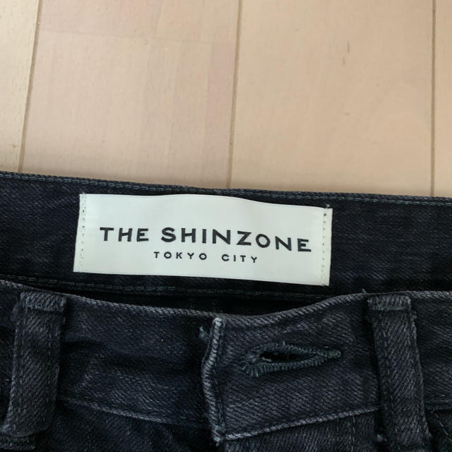 Shinzone(シンゾーン)の最終値下げ ✩ ザシンゾーン スリムカットオフデニム  ブラック レディースのパンツ(デニム/ジーンズ)の商品写真