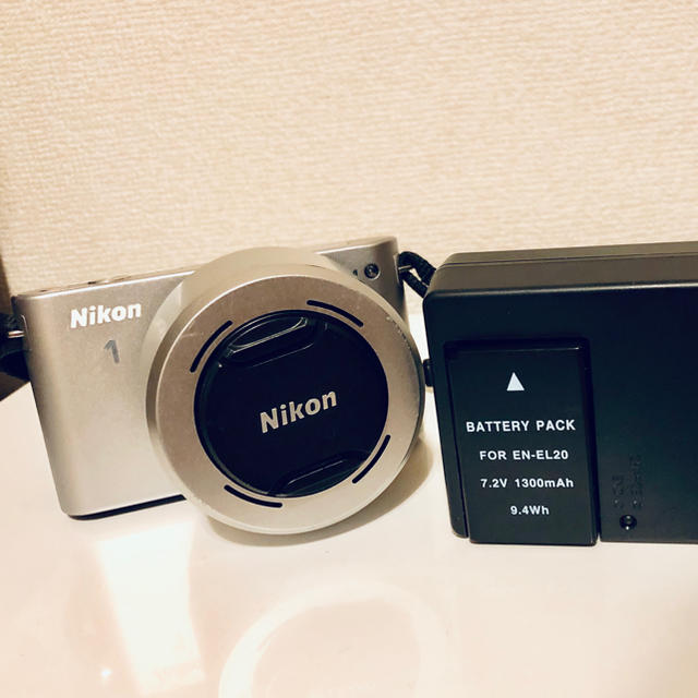 Nikon(ニコン)のミラーレス一眼カメラ Nikon 1 J1 ダブルズームキット   シルバー スマホ/家電/カメラのカメラ(ミラーレス一眼)の商品写真