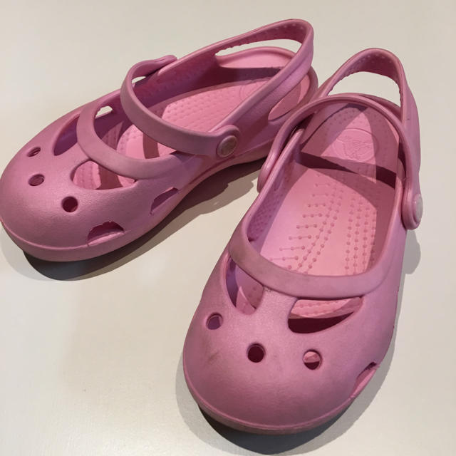 CROSS(クロス)のcrocsクロックスサンダル17.5㎝ピンクキッズ海川キャンプ水遊びC10 キッズ/ベビー/マタニティのキッズ靴/シューズ(15cm~)(サンダル)の商品写真