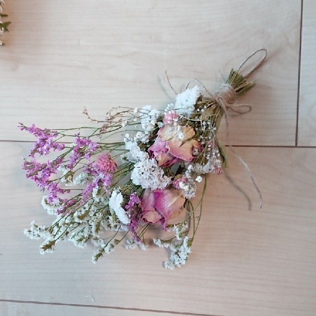  ホワイト＆ピンク系バラと小花のドライフラワースワッグ/かすみ草 バラ   ハンドメイドのフラワー/ガーデン(ドライフラワー)の商品写真