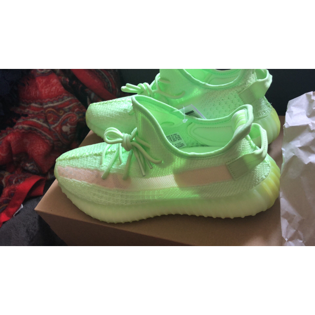 YEEZY BOOST 350 V2 GLOW IN THE DARK