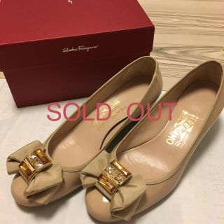 サルヴァトーレフェラガモ(Salvatore Ferragamo)の【美品】フェラガモ   ♡  ベージュ✖︎ビジュー  パンプス(ハイヒール/パンプス)