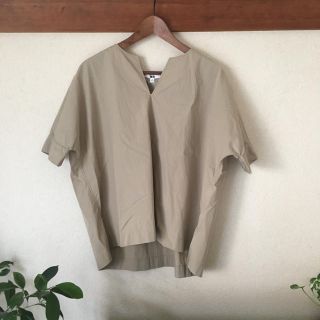 ユニクロ(UNIQLO)のユニクロ シャツ ブラウス ベージュ 半袖 新品(シャツ/ブラウス(半袖/袖なし))