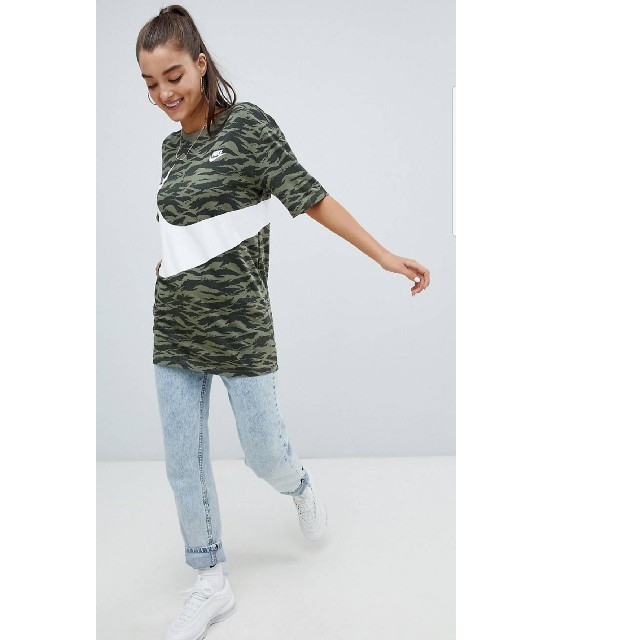 NIKE(ナイキ)のNIKE ナイキ　迷彩柄　ロゴ　Tシャツ　カモフラ　アメリカ　限定　ミリタリー　 レディースのトップス(Tシャツ(半袖/袖なし))の商品写真