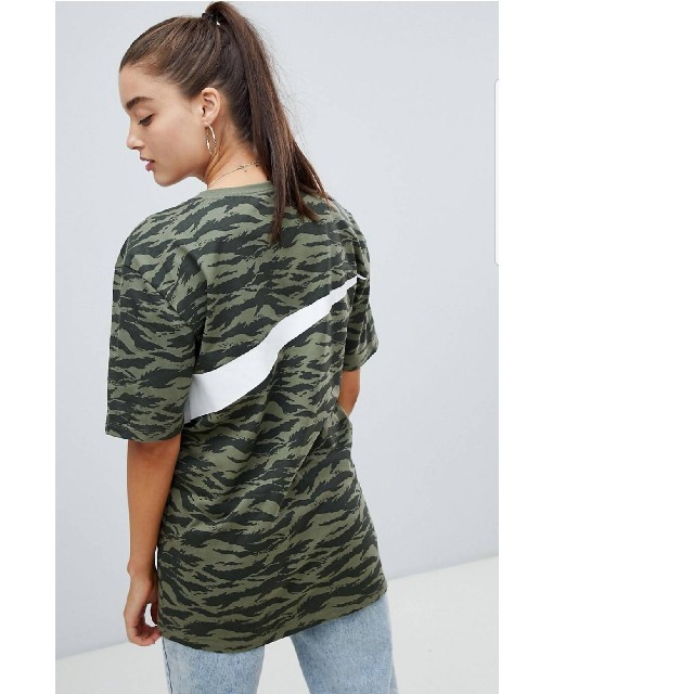 NIKE(ナイキ)のNIKE ナイキ　迷彩柄　ロゴ　Tシャツ　カモフラ　アメリカ　限定　ミリタリー　 レディースのトップス(Tシャツ(半袖/袖なし))の商品写真