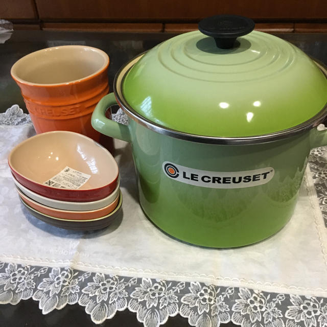 LE CREUSET(ルクルーゼ)のル・クルーゼストックポット、ユーテンシルクロック、キウイ型皿？ インテリア/住まい/日用品のキッチン/食器(食器)の商品写真