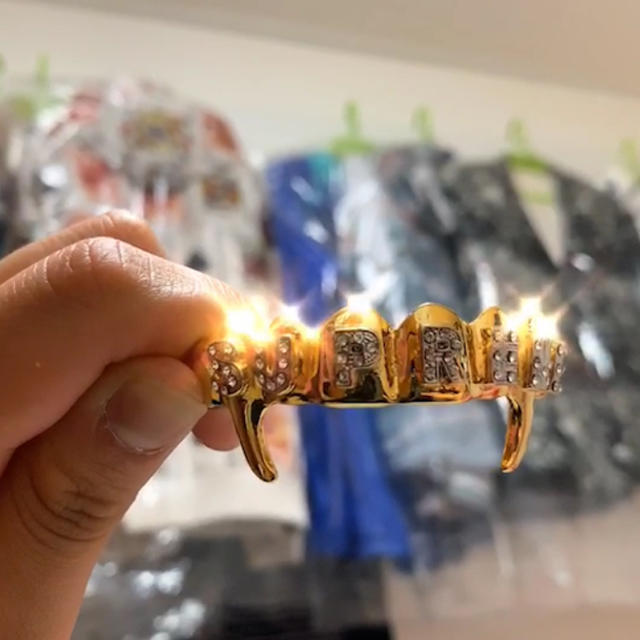 Supreme(シュプリーム)のSupreme Fronts Keychain メンズのファッション小物(キーホルダー)の商品写真