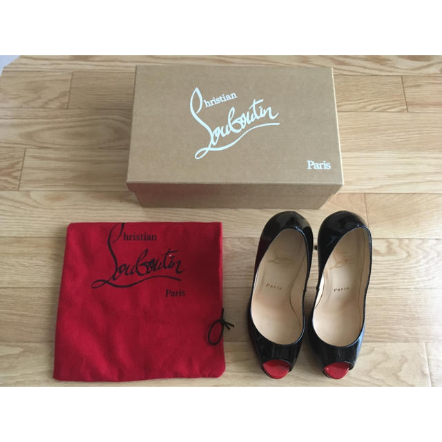 Christian Louboutin(クリスチャンルブタン)のちこ様 専用クリスチャンルブタン パテント ブラックパンプス 36.0 レディースの靴/シューズ(ハイヒール/パンプス)の商品写真