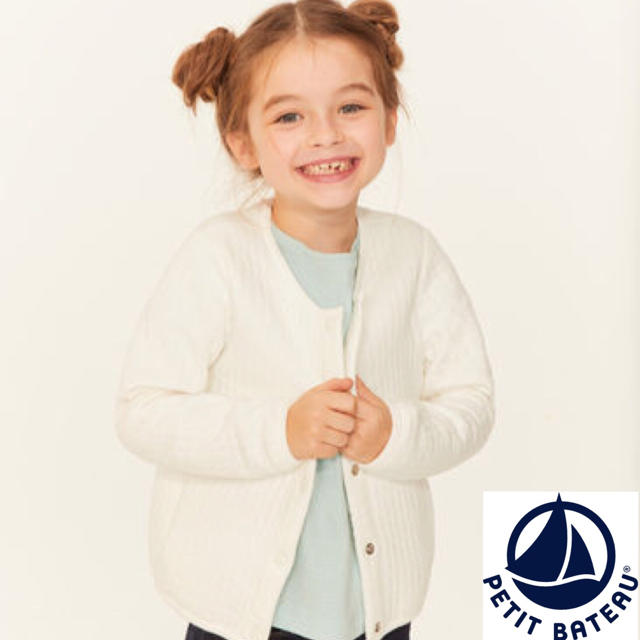 PETIT BATEAU(プチバトー)の【新品】プチバトー チュビックキルティングカーディガン ホワイト キッズ/ベビー/マタニティのキッズ服女の子用(90cm~)(カーディガン)の商品写真