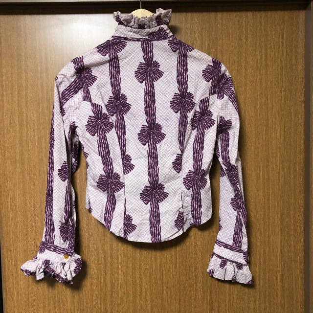 Vivienne Westwood(ヴィヴィアンウエストウッド)のヴィヴィアンウエストウッド☆リボン柄高襟フリルシャツ レディースのトップス(シャツ/ブラウス(長袖/七分))の商品写真
