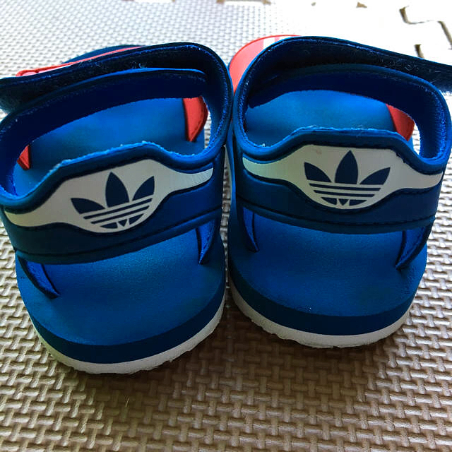 adidas(アディダス)のアディダスオリジナルズ  キッズサンダル  14 キッズ/ベビー/マタニティのベビー靴/シューズ(~14cm)(サンダル)の商品写真