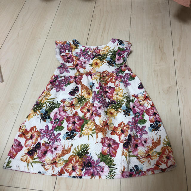 ZARA KIDS(ザラキッズ)のザラ zara 花柄ワンピース 98 2歳から3歳 キッズ/ベビー/マタニティのキッズ服女の子用(90cm~)(ワンピース)の商品写真