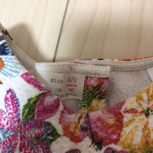 ZARA KIDS(ザラキッズ)のザラ zara 花柄ワンピース 98 2歳から3歳 キッズ/ベビー/マタニティのキッズ服女の子用(90cm~)(ワンピース)の商品写真