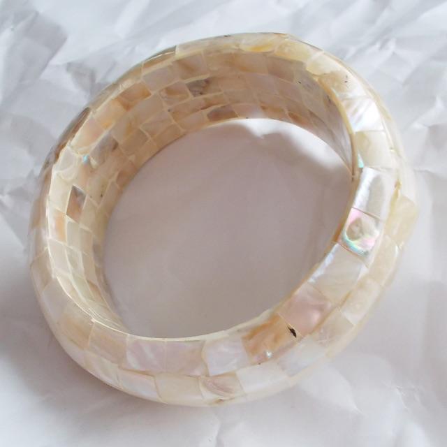 dinos(ディノス)の白蝶貝　ブレスレット　バングル　白系　天然素材　未使用 レディースのアクセサリー(ブレスレット/バングル)の商品写真
