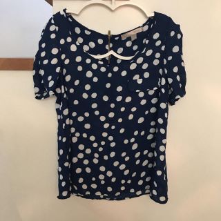 フォーエバートゥエンティーワン(FOREVER 21)の未使用 FOREVER21 ネイビー ドット 半袖 ブラウス S(シャツ/ブラウス(半袖/袖なし))