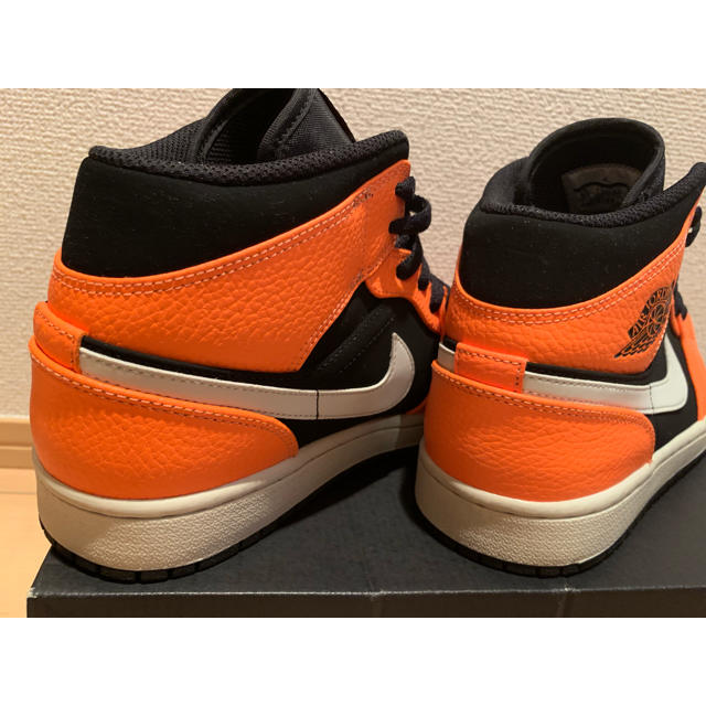 NIKE(ナイキ)のジョーダン1 ミッド オレンジ メンズの靴/シューズ(スニーカー)の商品写真