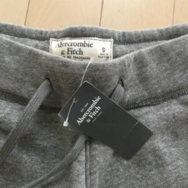 Abercrombie&Fitch(アバクロンビーアンドフィッチ)の【新品未使用】アバクロ ハーフパンツ Sサイズ グレー メンズのパンツ(ショートパンツ)の商品写真