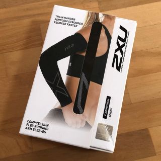 ツータイムズユー(2XU)の☆★未使用・新品★☆ 2XU アームスリーブ UNISEX（Sサイズ）(トレーニング用品)