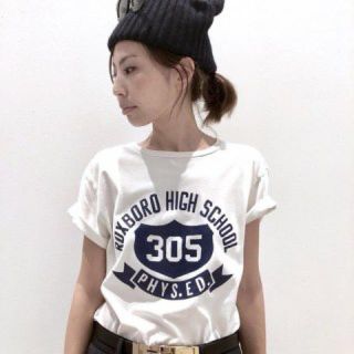 アパルトモンドゥーズィエムクラス(L'Appartement DEUXIEME CLASSE)のアパルトモン REMI RELIEF ROXBORD HIGH SCHOOL T(Tシャツ(半袖/袖なし))