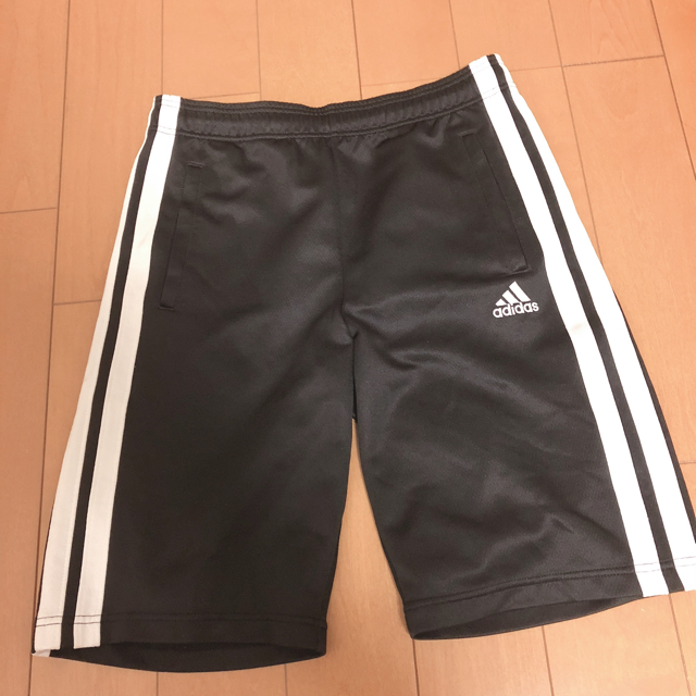 adidas(アディダス)のアディダス ハーフパンツ キッズ/ベビー/マタニティのキッズ服男の子用(90cm~)(パンツ/スパッツ)の商品写真