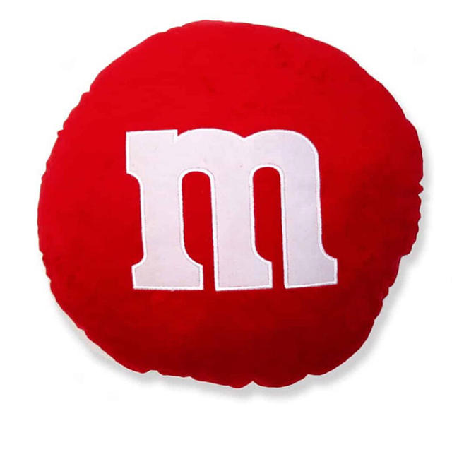 M&M(エムアンドエム)のM&M's クッション（レッド） エンタメ/ホビーのおもちゃ/ぬいぐるみ(キャラクターグッズ)の商品写真