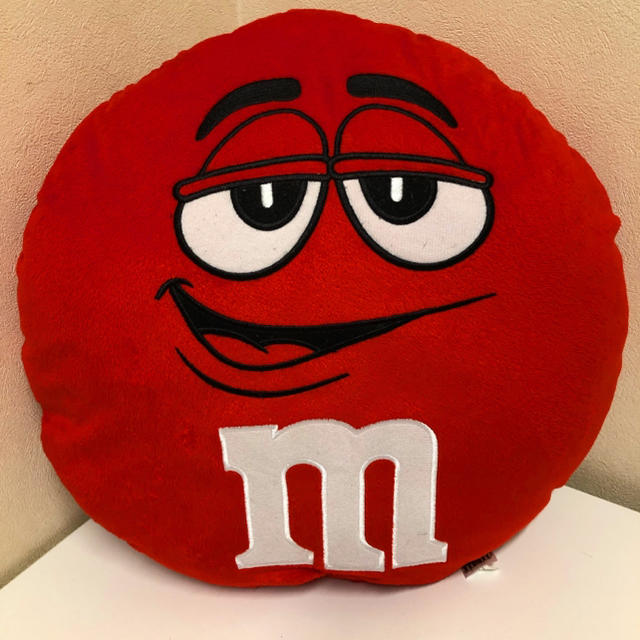 M&M(エムアンドエム)のM&M's クッション（レッド） エンタメ/ホビーのおもちゃ/ぬいぐるみ(キャラクターグッズ)の商品写真