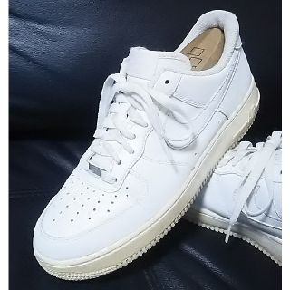 ナイキ(NIKE)の
王道!ナイキエアフォース1ローカット高級レザースニーカー人気の白！


(スニーカー)