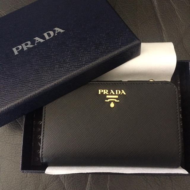 大放出セール】 PRADA プラダサフィアーノレザー折ミニ2財布ウォレットブラック黒バッグ 新品未使用 財布