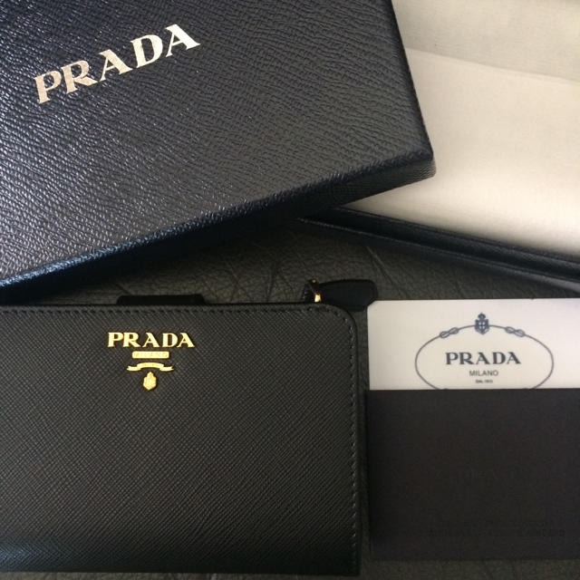 PRADA(プラダ)の新品未使用 プラダサフィアーノレザー折ミニ2財布ウォレットブラック黒バッグ レディースのファッション小物(財布)の商品写真