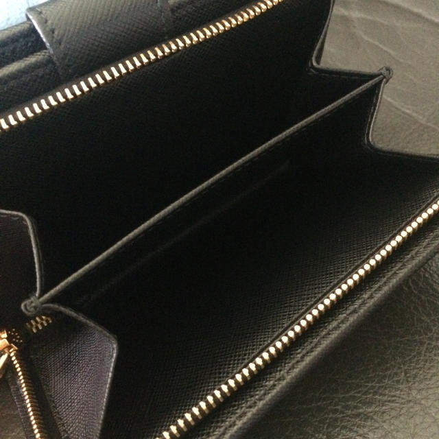 PRADA(プラダ)の新品未使用 プラダサフィアーノレザー折ミニ2財布ウォレットブラック黒バッグ レディースのファッション小物(財布)の商品写真