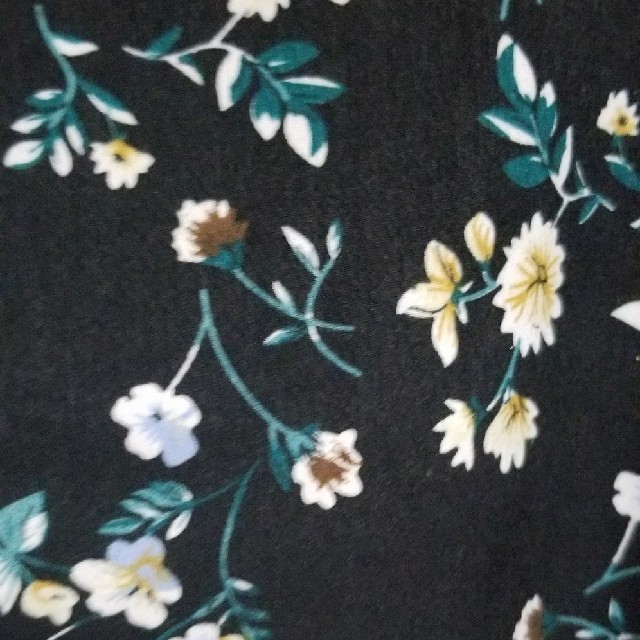dholic(ディーホリック)の[ディーホリック] ショートパフスリーブ花柄ブラウス レディースのトップス(シャツ/ブラウス(半袖/袖なし))の商品写真