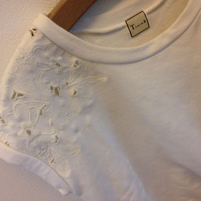 tiara(ティアラ)の刺繍スェット レディースのトップス(カットソー(半袖/袖なし))の商品写真