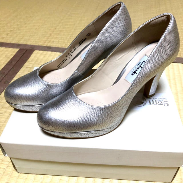 Clarks(クラークス)のClarks のシルバーパンプス レディースの靴/シューズ(ハイヒール/パンプス)の商品写真