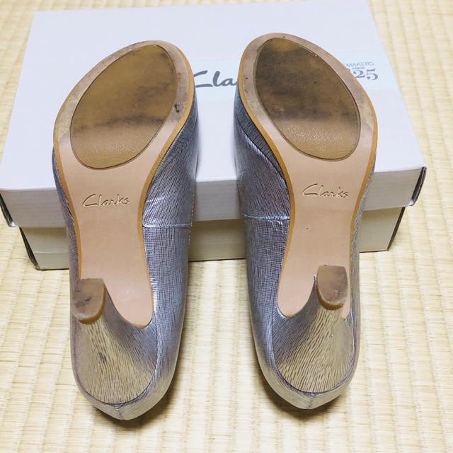 Clarks(クラークス)のClarks のシルバーパンプス レディースの靴/シューズ(ハイヒール/パンプス)の商品写真